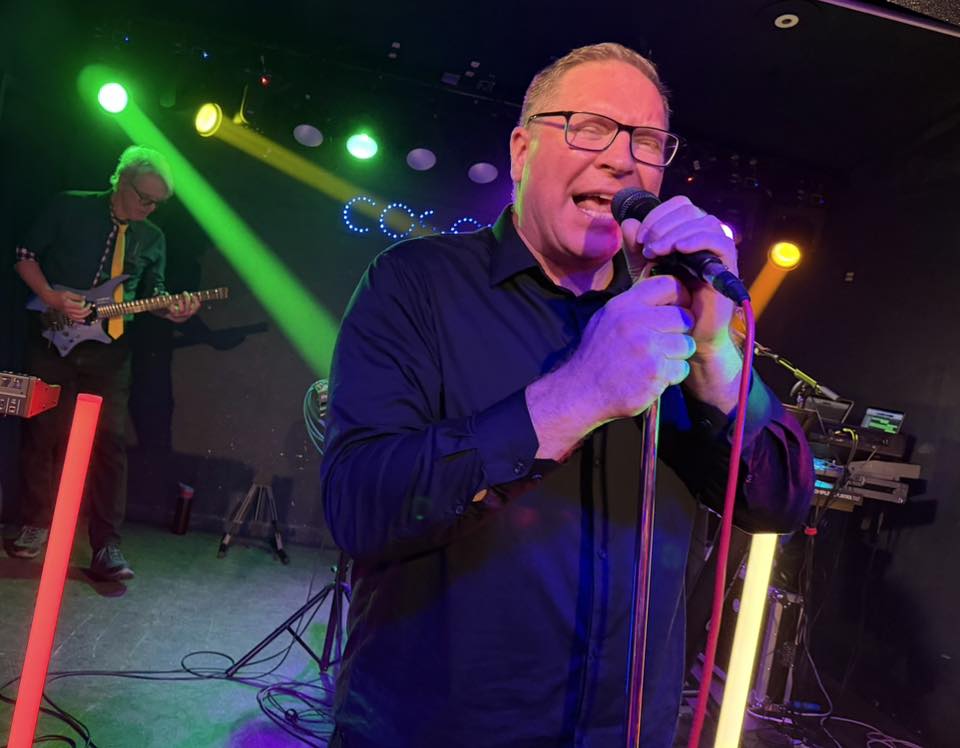 Tru 80s singing at The Cosey in Haslington.