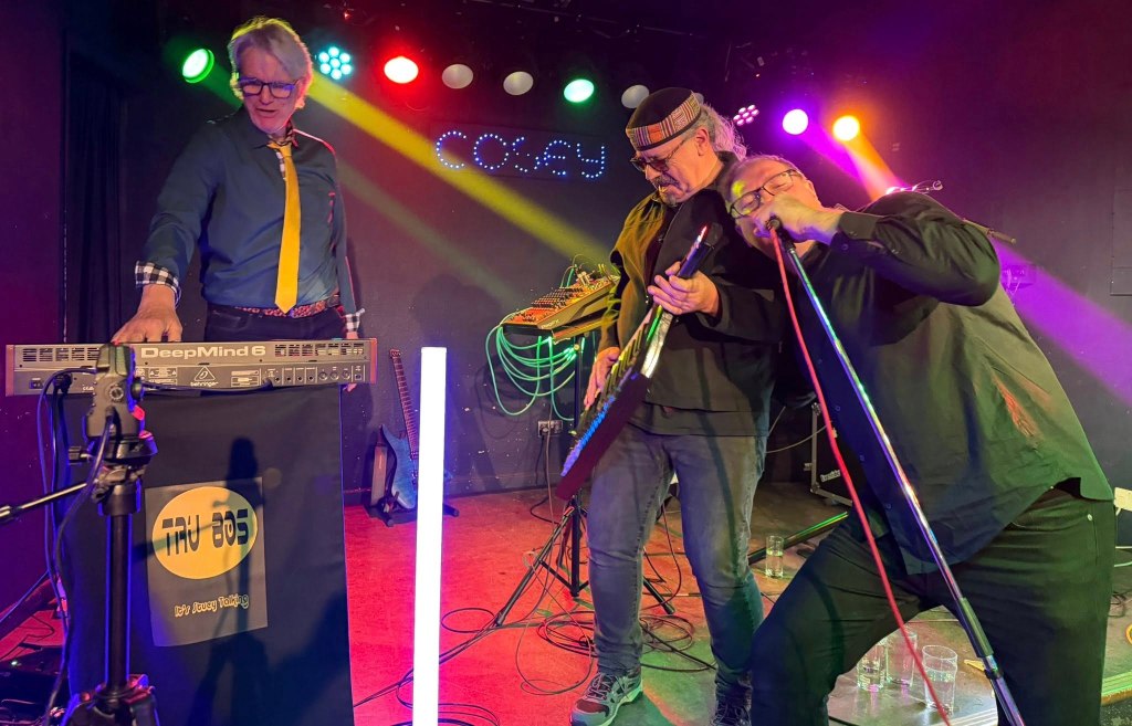 Tru 80s at The Cosey in Haslington including a man with keytar.